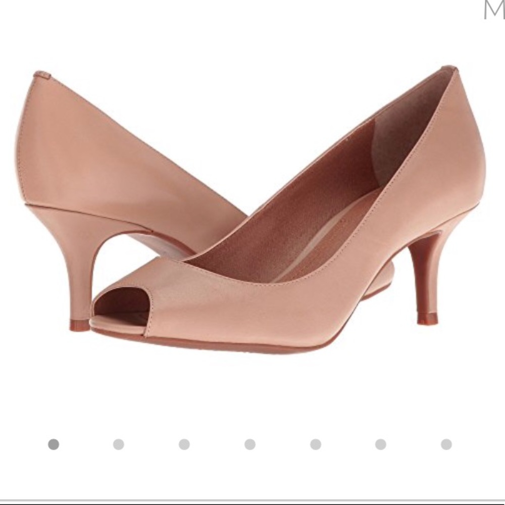 Nude/pink pumps